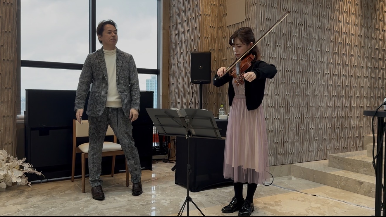 美しいヴァイオリンを演奏する奏者